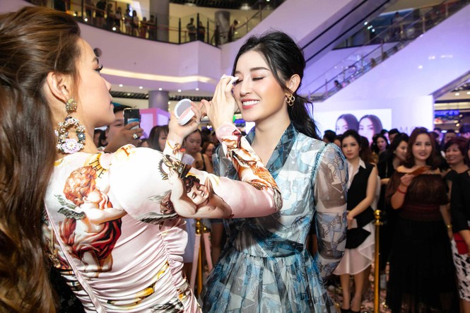Hà Hồ tình tứ bên Kim Lý giữa 'biển người' hâm mộ ở Hà Nội - ảnh 8