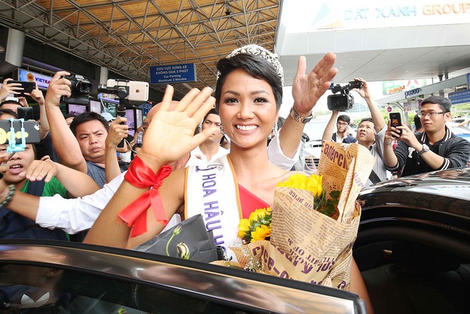 Hé lộ về sợi băng đỏ H'Hen Niê đeo trên tay ngày đi thi Miss Universe - ảnh 1