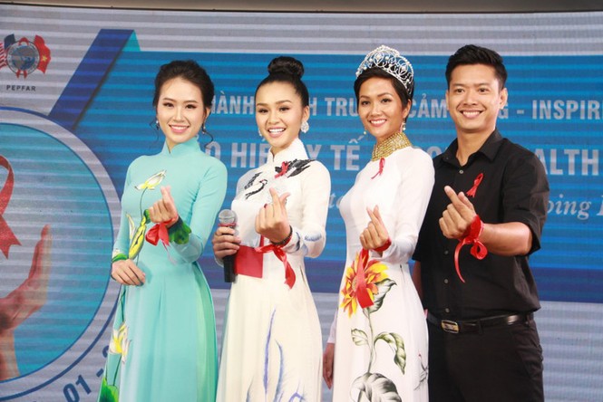 Hé lộ về sợi băng đỏ H'Hen Niê đeo trên tay ngày đi thi Miss Universe - ảnh 2
