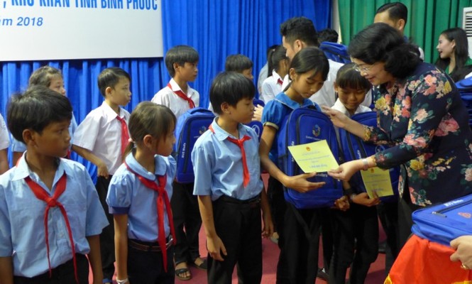 Phó chủ tịch nước Đặng Thị Ngọc Thịnh tặng quà cho mẹ Việt Nam anh hùng - ảnh 2