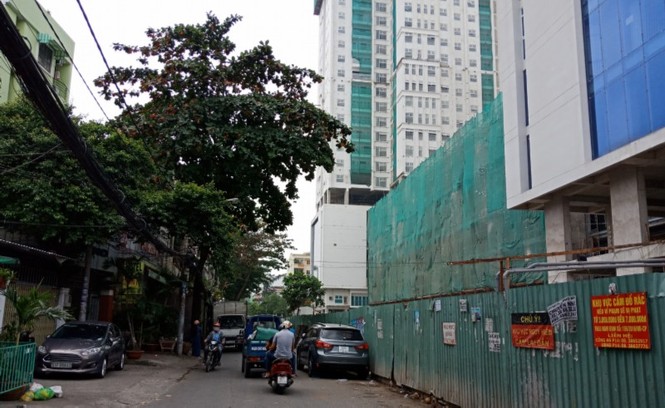 Nam thanh niên bị thanh sắt từ cao ốc rơi trúng đã tử vong - ảnh 1