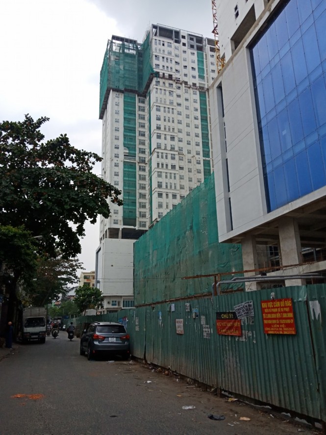 Nam thanh niên bị thanh sắt từ cao ốc rơi trúng đã tử vong - ảnh 2