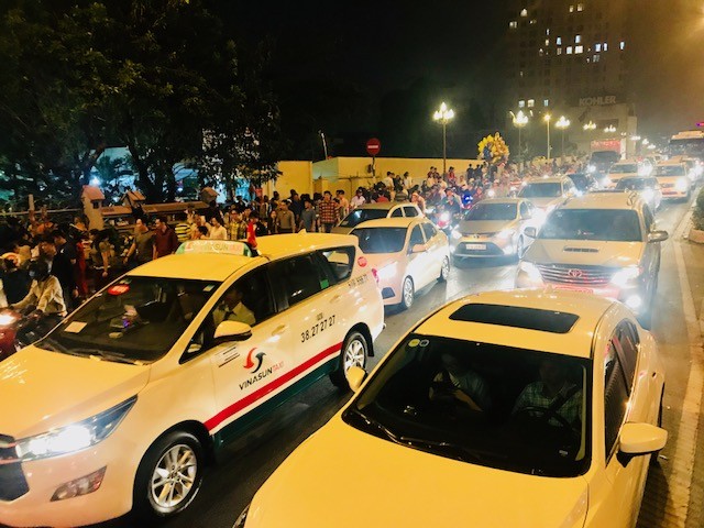 Sau giao thừa, dân Sài Gòn nô nức đi chùa - ảnh 1