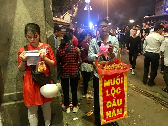 Sau giao thừa, dân Sài Gòn nô nức đi chùa - ảnh 3