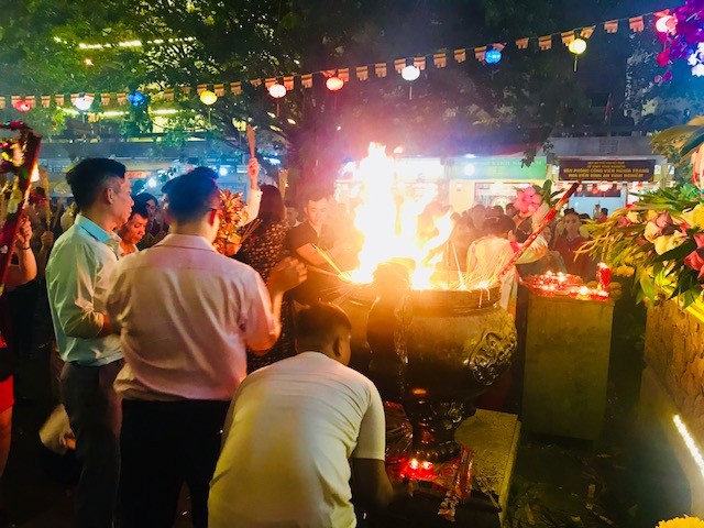 Sau giao thừa, dân Sài Gòn nô nức đi chùa - ảnh 8