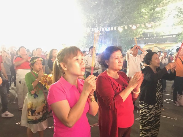 Sau giao thừa, dân Sài Gòn nô nức đi chùa - ảnh 6