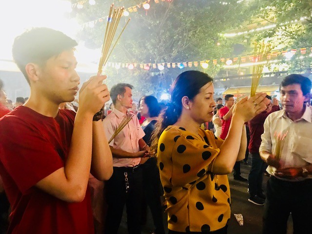 Sau giao thừa, dân Sài Gòn nô nức đi chùa - ảnh 7