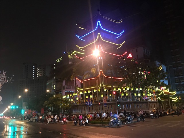 Sau giao thừa, dân Sài Gòn nô nức đi chùa - ảnh 9