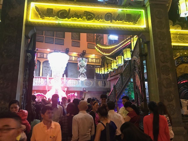 Sau giao thừa, dân Sài Gòn nô nức đi chùa - ảnh 10
