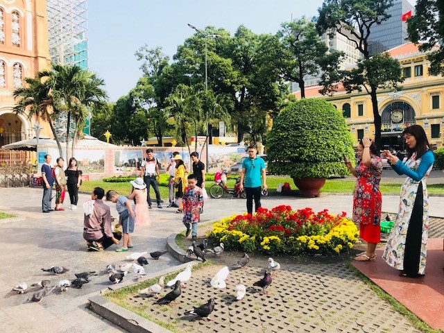 Dân Sài Gòn tràn xuống phố du xuân - ảnh 2