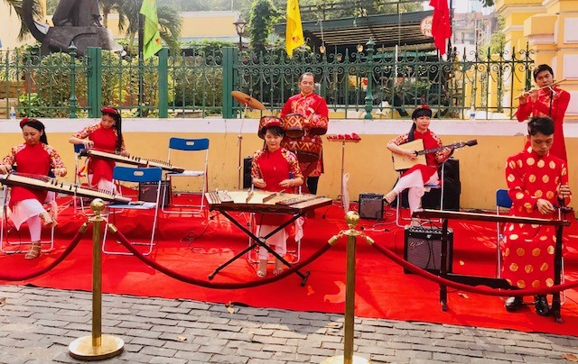 Dân Sài Gòn tràn xuống phố du xuân - ảnh 4