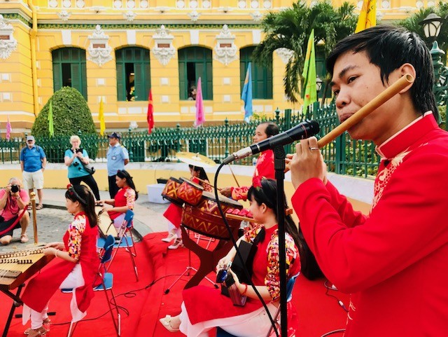 Dân Sài Gòn tràn xuống phố du xuân - ảnh 5