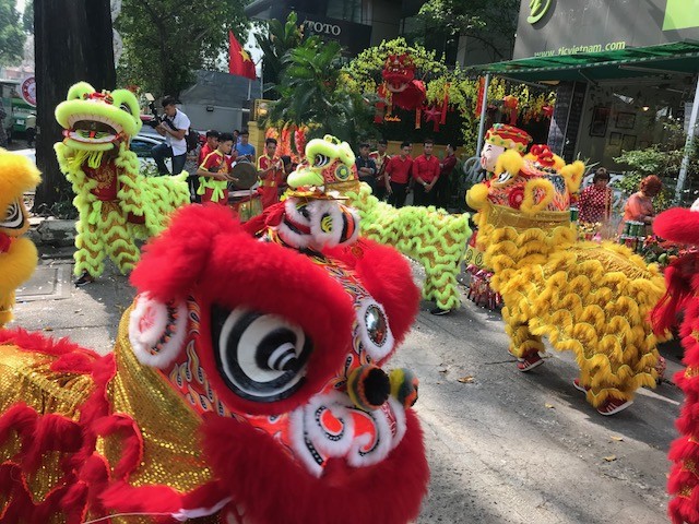 Dân Sài Gòn tràn xuống phố du xuân - ảnh 9