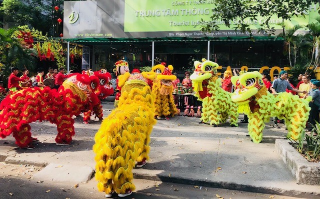 Dân Sài Gòn tràn xuống phố du xuân - ảnh 10