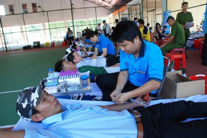 Xếp hàng tham gia lễ hội xuân hồng hiến máu nhân đạo - ảnh 2