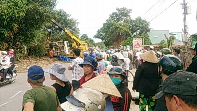 Ô tô mất lái làm 2 người thương vong - ảnh 2