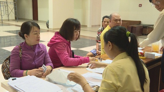 Cư dân Carina bật khóc trong ngày cuối nhận tiền hỗ trợ - ảnh 5