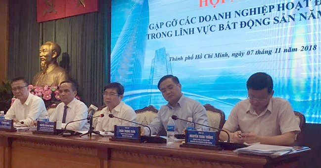 Doanh nghiệp địa ốc 'than phiền' việc chậm cấp sổ đỏ - ảnh 1