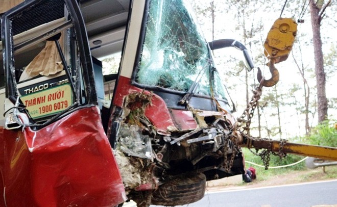 Xe giường nằm tông vách núi trên đèo ở Đà Lạt - ảnh 1