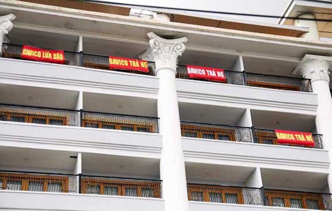 Khách hàng treo băng rôn đòi nợ Bavico Đà Lạt - ảnh 1