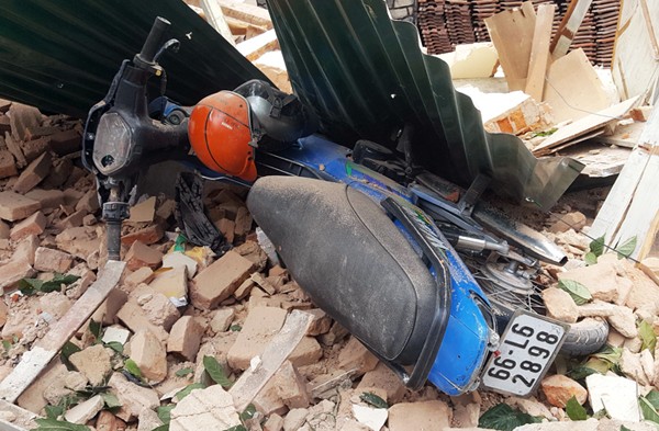 Bức tường dài 14m bất ngờ đổ sụp, 3 công nhân bị thương - ảnh 1