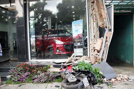 Xe tải tông ô tô, xe máy rồi lao vào showroom ô tô - ảnh 2