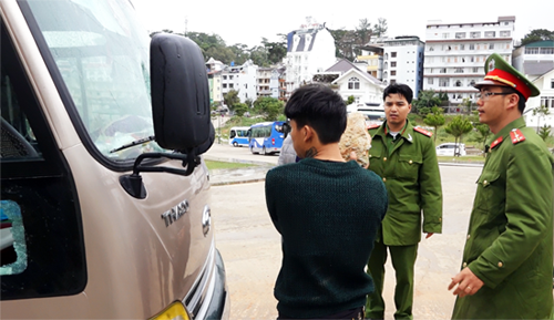 Hai thanh niên táo tợn đập kính ô tô trộm tài sản - ảnh 1