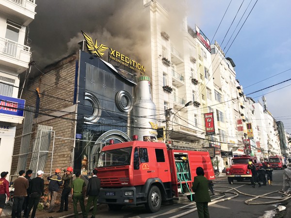 Cháy lớn tại quán bia đang chuẩn bị khai trương - ảnh 1