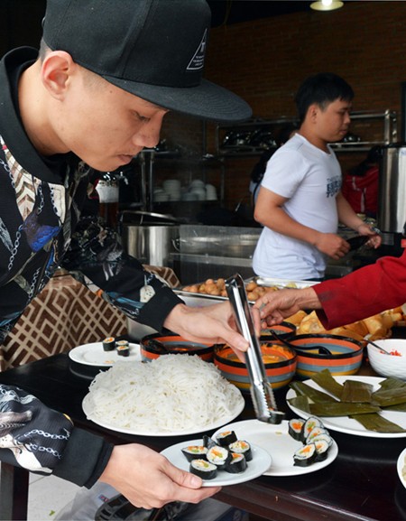 Chiêu đãi buffet chay cho hàng ngàn du khách tại Đà Lạt - ảnh 2