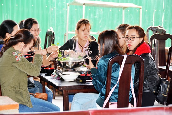 Chiêu đãi buffet chay cho hàng ngàn du khách tại Đà Lạt - ảnh 1