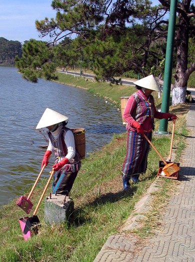 Hàng trăm người tình nguyện nhặt rác quanh hồ Xuân Hương - ảnh 3