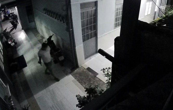 Nhà vợ chồng thầy giáo già bị 'khủng bố' bằng chất bẩn - ảnh 2