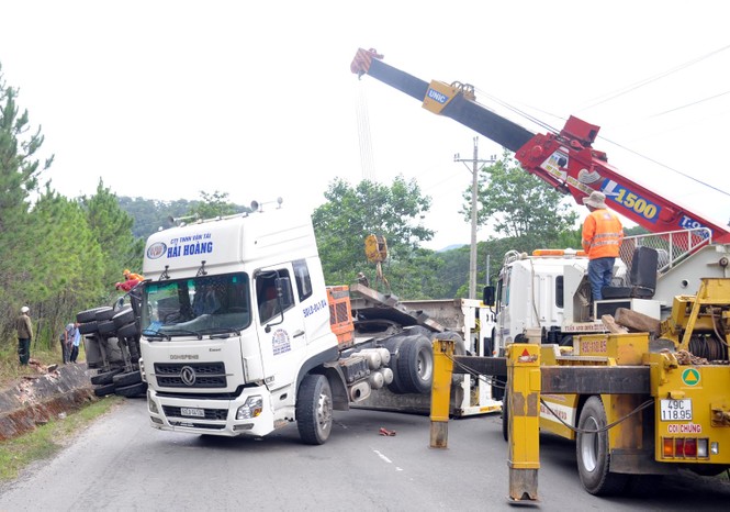 Container lật trên đèo Mimosa, giao thông ách tắc nhiều giờ - ảnh 1