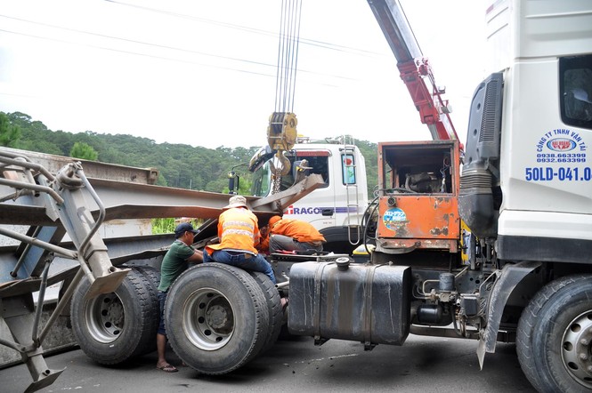 Container lật trên đèo Mimosa, giao thông ách tắc nhiều giờ - ảnh 2