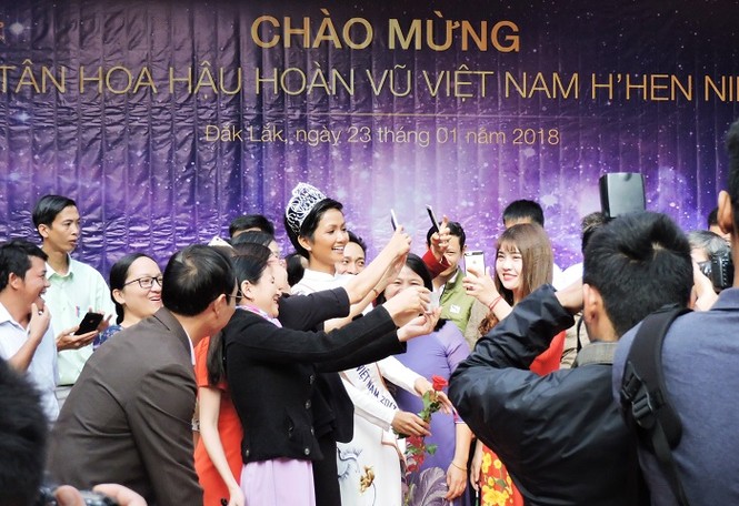 hoa hậu hoàn vũ thăm trường xưa - ảnh 2