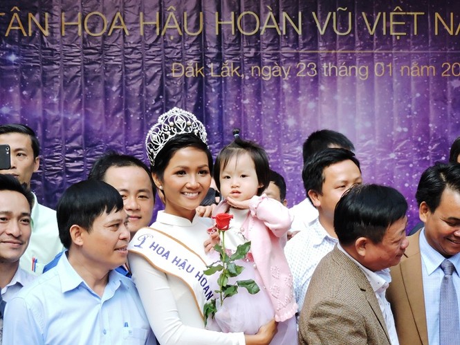 hoa hậu hoàn vũ thăm trường xưa - ảnh 6
