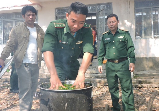 Giúp dân nghèo đón Tết nơi biên giới - ảnh 15