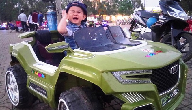 Trẻ em rất thích thú trò chơi xe dịch vụ đồ chơi tại Quảng trường 10/3