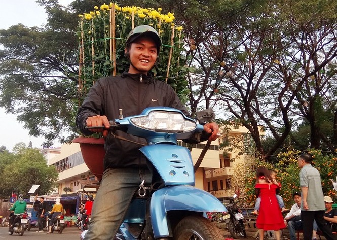 Nghề “người vận chuyển” cây kiểng vào dịp Tết dễ kiếm tiền, nhưng rất vất vả