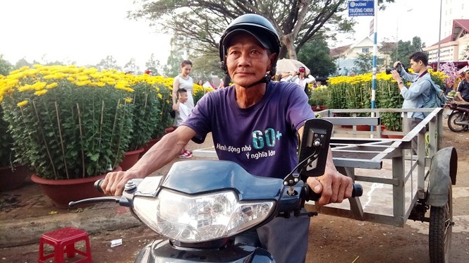 Ông Phan Thảo sau một chuyến vận chuyển hoa kiểng