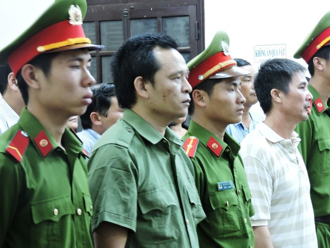 Bị cáo Sáng và Tuân (áo sọc trắng) tại phiên toà
