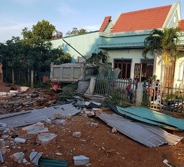 Xe ben đâm sập 3 nhà dân, nhiều người may mắn thoát nạn - ảnh 2