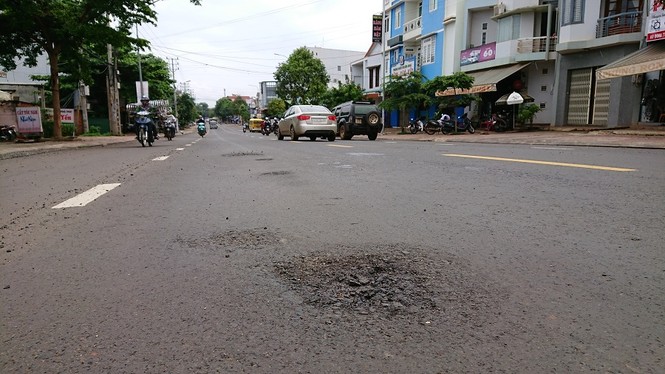 Đường Đinh Tiên Hoàng vừa làm xong chưa bàn giao nhưng có nhiều vị trí bị hỏng