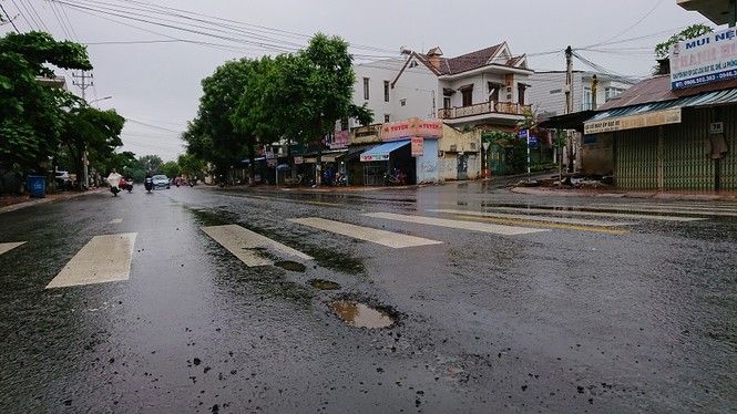 Vị trí sụp lún và hư hỏng gần với đường Bùi Huy Bích xuất hiện hố nước mỗi khi có cơn mưa
