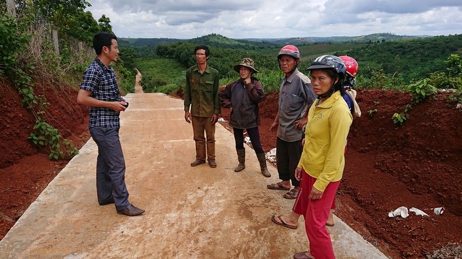 Người dân cụm dân cư số 2, thôn 6, xã Đắk Ha khẳng định, họ không thể bỏ tiền đóng nộp để làm đường vào rẫy doanh nghiệp