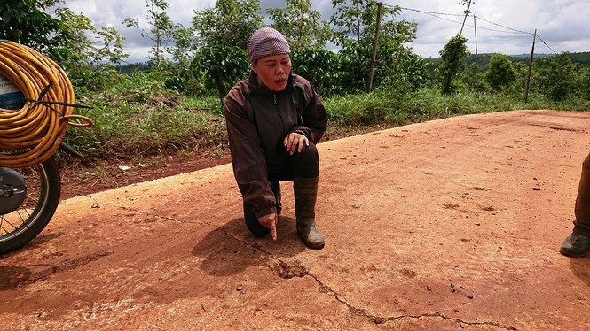 Người dân cho rằng, không cần khoan, chỉ cần lấy xà beng cũng có thể đục lỗ trên nền bê tông một cách dễ dàng