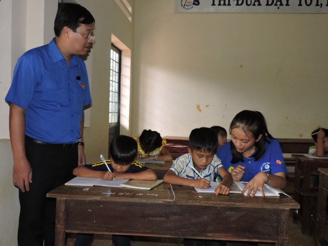 Bí thư TƯ Đoàn thăm và tặng quà tại các điểm tình nguyện hè tại Tây Ng - ảnh 2