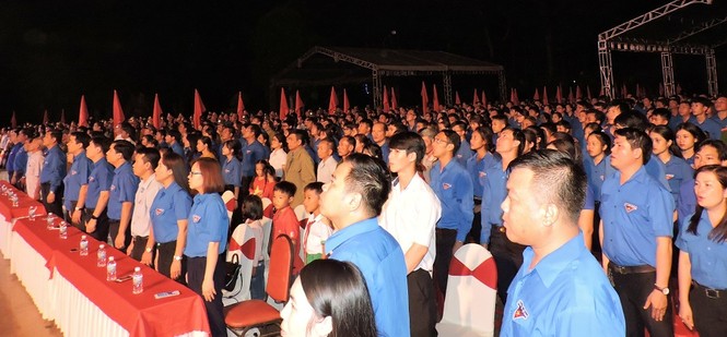 Hơn 2.000 đoàn viên thắp nến tri ân các anh hùng liệt sĩ - ảnh 1