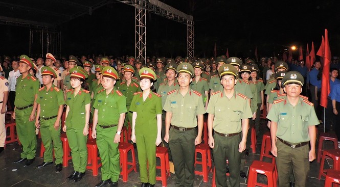 Hơn 2.000 đoàn viên thắp nến tri ân các anh hùng liệt sĩ