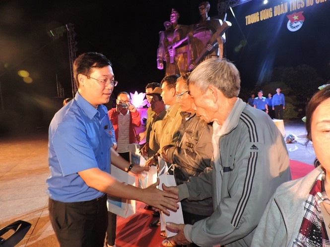 Anh Lê Quốc Phong tặng quà cho các gia đình thương binh, bệnh binh có hoàn cảnh khó khăn